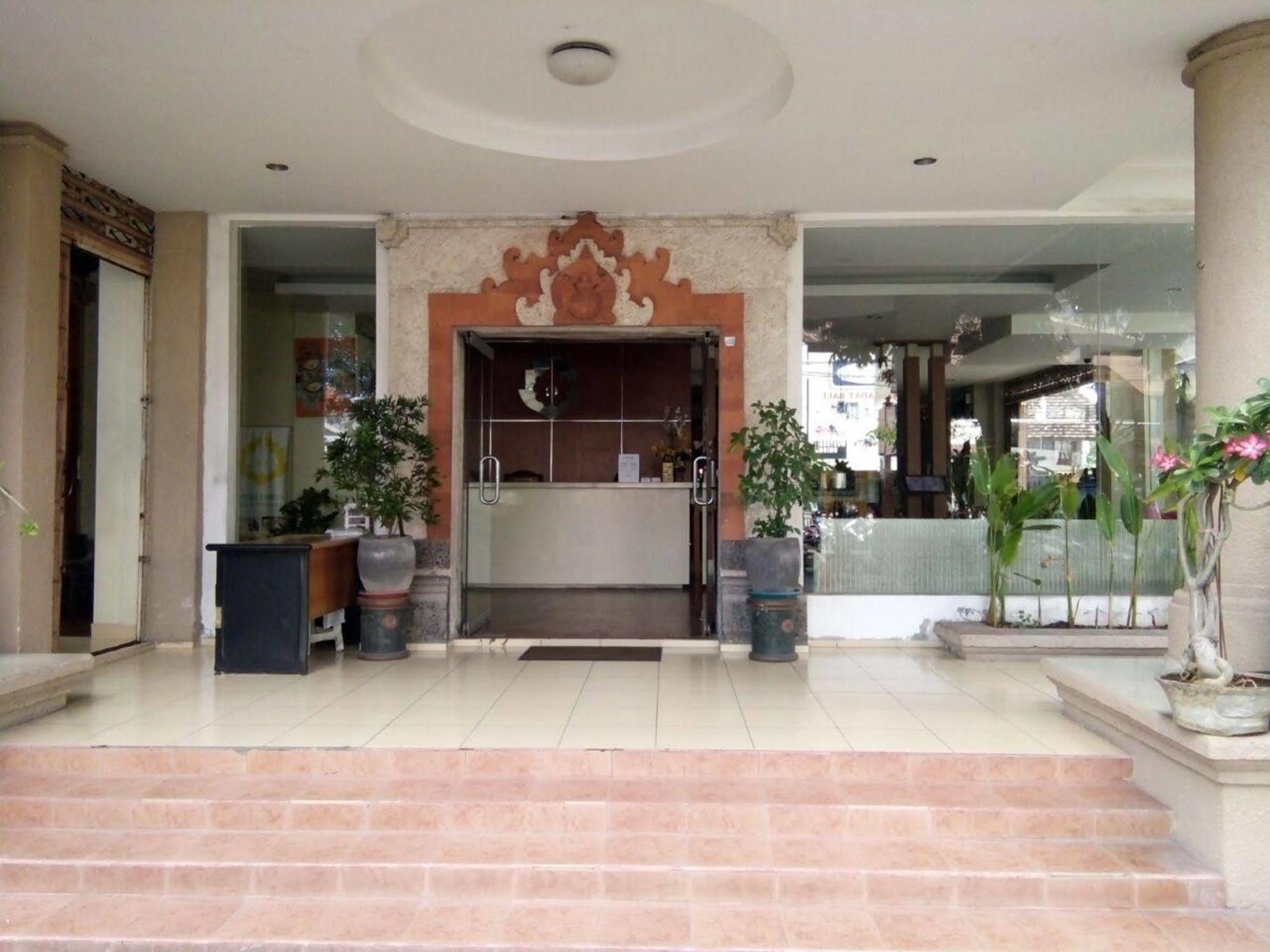Отель Reddoorz @ Raya Kuta Кута Экстерьер фото